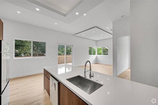 Building Photo - 2931 SW 12th Ave Unit 1 Rental