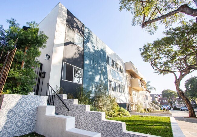 Building Photo - 1220 N. Formosa Ave Rental