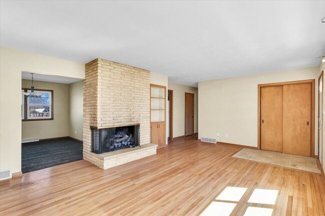 Photo - 220 Ivanhoe Way