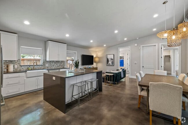 Building Photo - 2414 Kinney Rd Rental