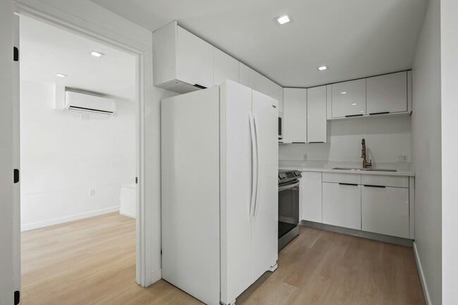 Photo - 1139 Bellevue Ave Unit 8