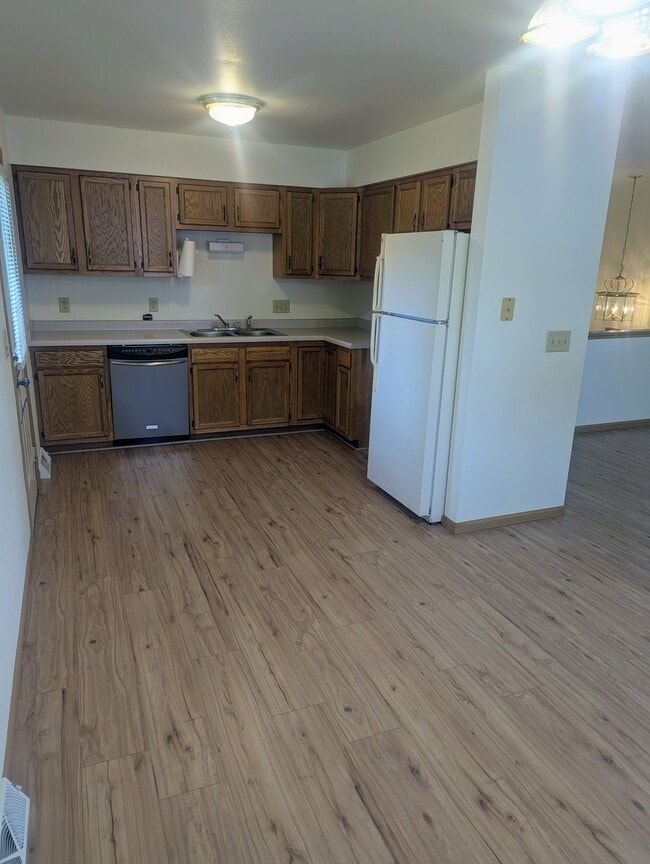 Photo - 635 Hall St
