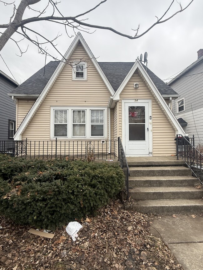 Building Photo - 34 Sunset St Unit Upper