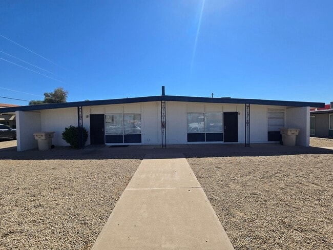 Building Photo - 2 Bed 1 Bath Spacious Apartment Unit 2
