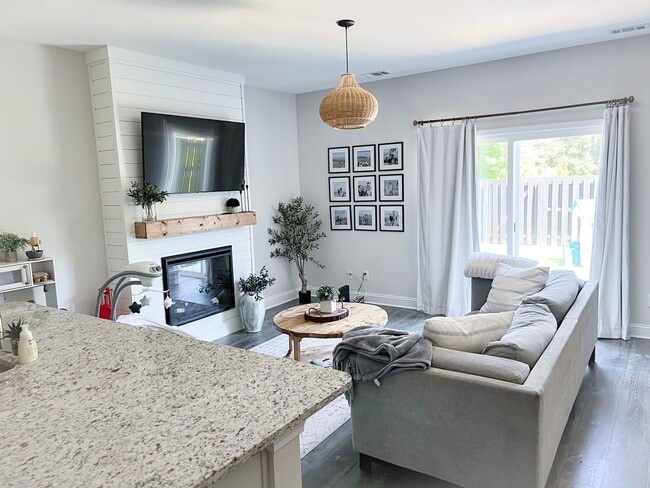 Building Photo - 3 Bedroom Townhome