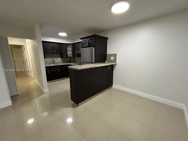 Photo - 8701 SW 141st St Unidad L3