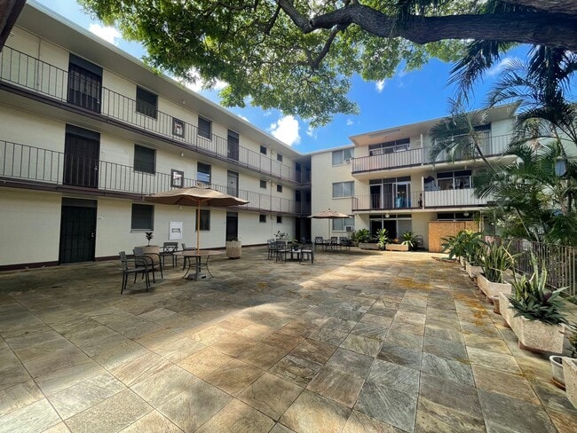 Building Photo - Ideal for students or faculty - 1 Bed 1 Ba... Unit 209