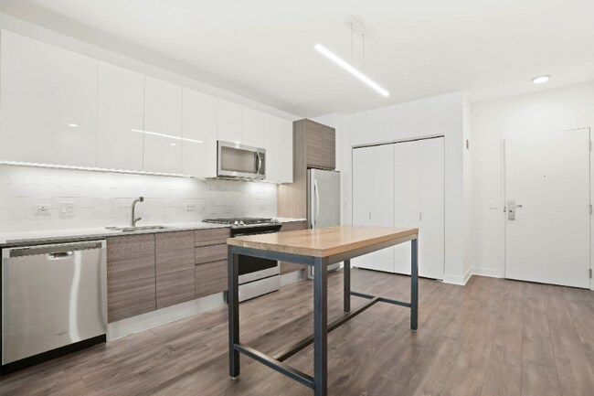 Photo - 223 W Hubbard St