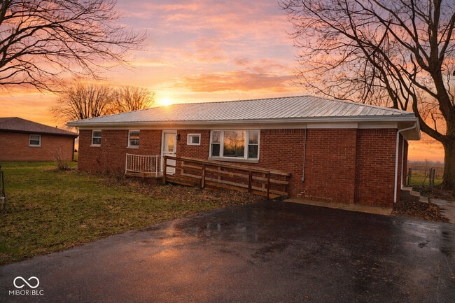 Building Photo - 2183 S Fairview Dr