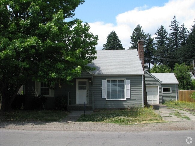 Building Photo - Three Bedroom House in South Salem