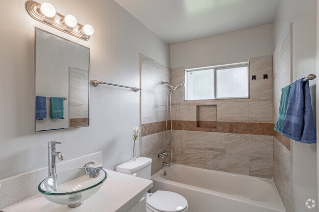 1BR, 1BA - 700SF