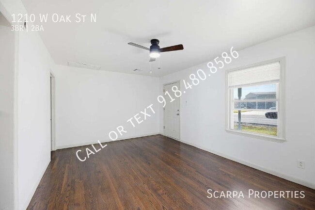 Photo - 1210 W Oak St
