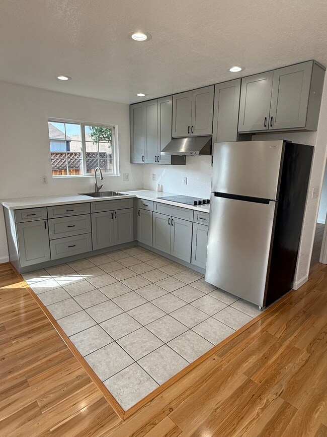 Building Photo - 26641 Eldridge Ave Rental