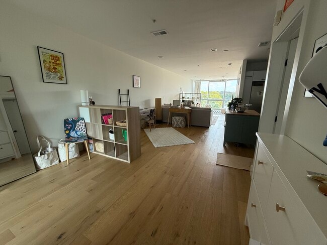 Building Photo - 2906 S 1st St Unit 305 Rental