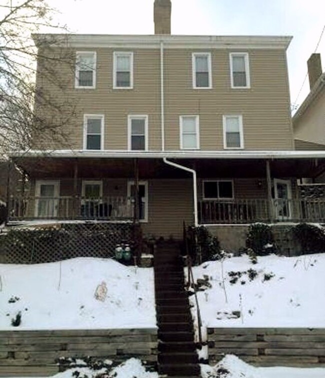Building Photo - Large 3 Bedroom Available Now! Central air... Rental