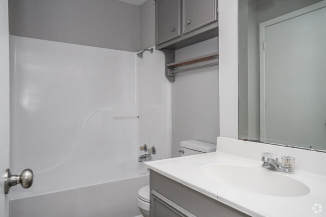 2BR, 1BA - 967SF - Primary Bathroom