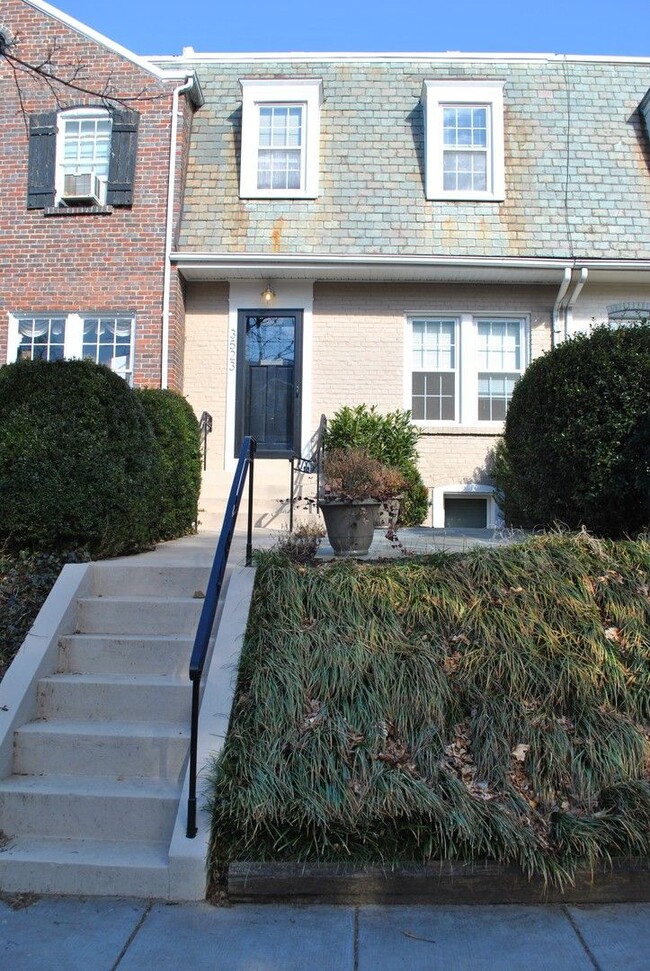 Building Photo - Georgetown near GT Medstar Hospital, Chic Rowhouse 5br/3Ba w/Yard, Deck. 2 Car Parking