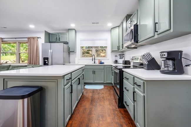 Photo - 5 bed / 3 Bath Furnished Rental House in Huntsville, AL 35801