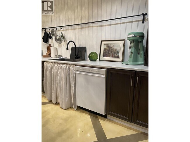 Photo - 7589 Curtis St