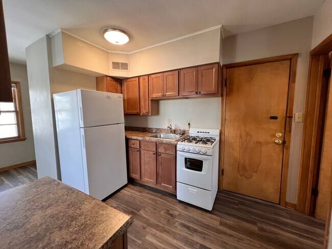 Photo - Spacious 1 Bedroom 1 Bath unit close to Downtown Iowa City!