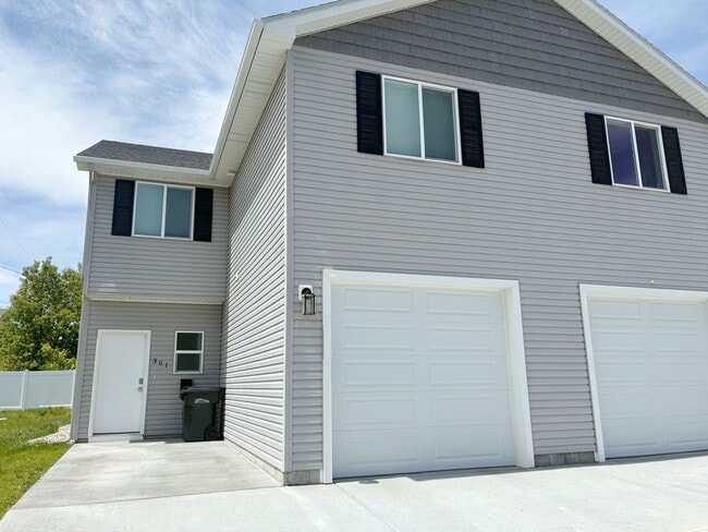 Building Photo - Beautiful new 3-bedroom, 2.5-bathroom townhome