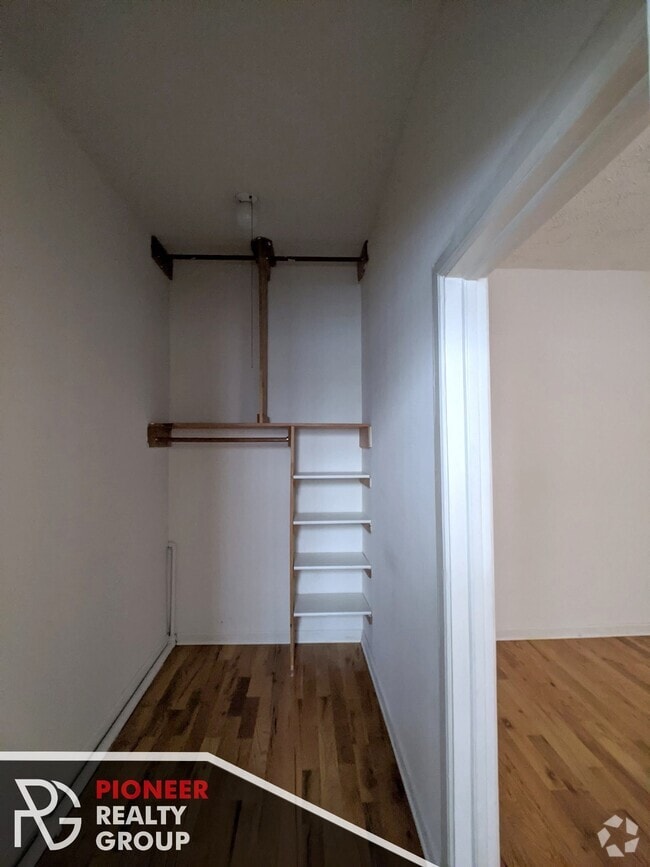Building Photo - 1044 W George St Unit 007 Rental