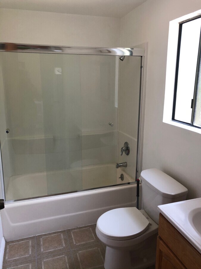 Full bath - 921 Oxford Ave