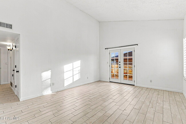 Photo - 204 Cutlass Dr