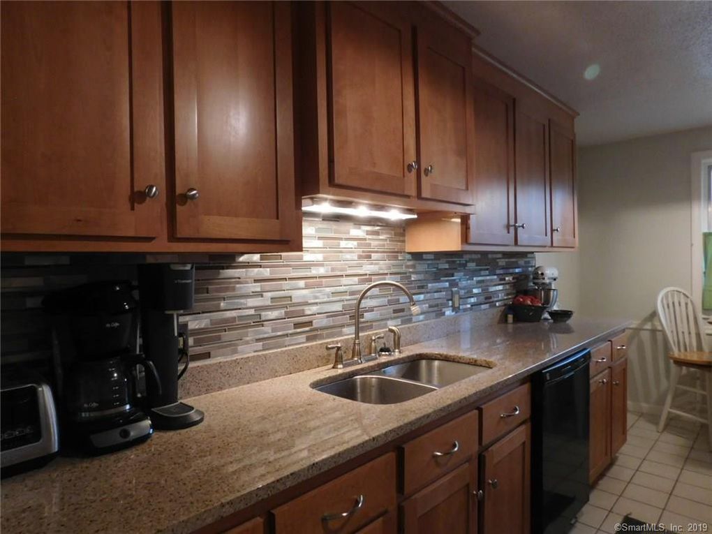 Kitchen - 32 Upper Pattagansett Rd (East Lyme, CT)