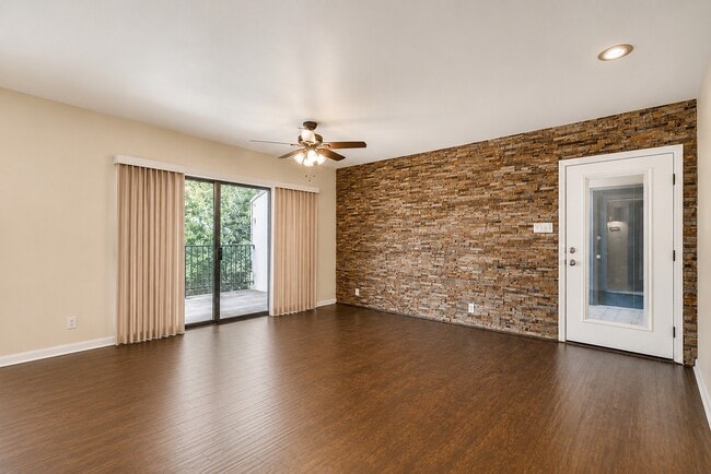 Building Photo - 8642 Fredericksburg Rd Unit 303