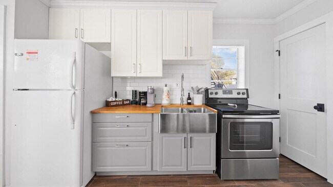 720 1/2 West Woodlawn Avenue-SI ID1271928P