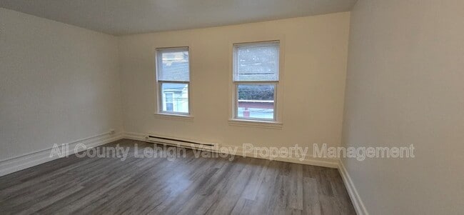 Photo - 129 W Sycamore St