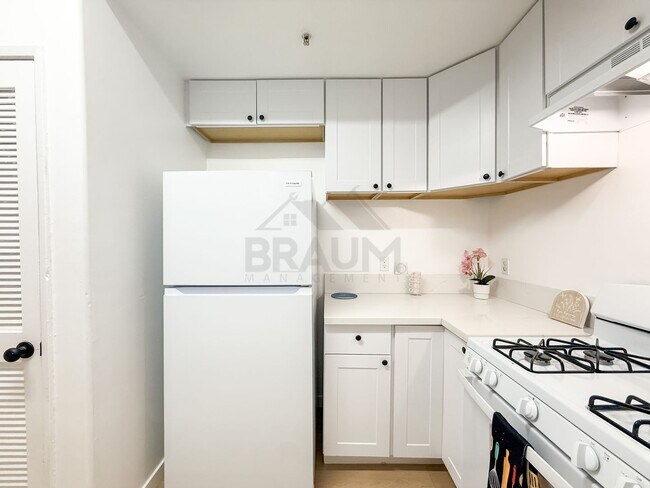 11035 Moorpark St Unit 102