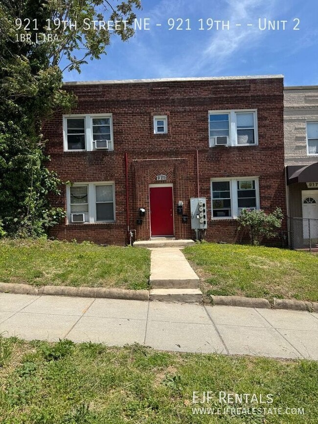 Building Photo - 921 19th St NE Unit 2