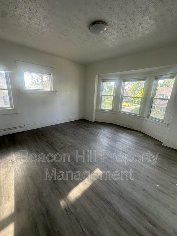 Photo - 1125 E 99th St