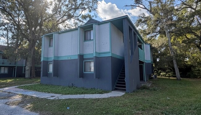 Building Photo - First floor 2/1 Available for Move in! Affordable and Conveniently Located!