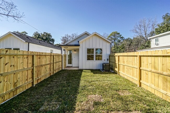 Photo - 8409 Schneider St