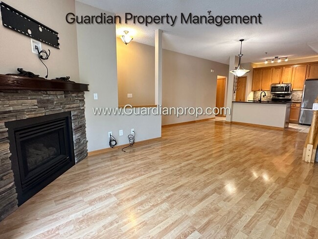 Building Photo - Eden Prairie Townhome, 1 Car Garage, Dishwasher, Fireplace, Walk Out Patio