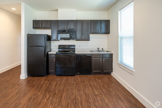 2BR, 2BA - 872SF - Kitchen