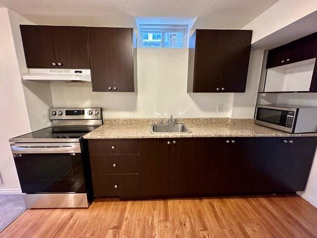 Building Photo - 103 Baffin Cres Unit 103