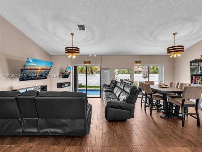8240 NW 54th St