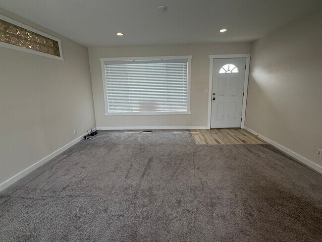Photo - 209 Goldcrest St NW
