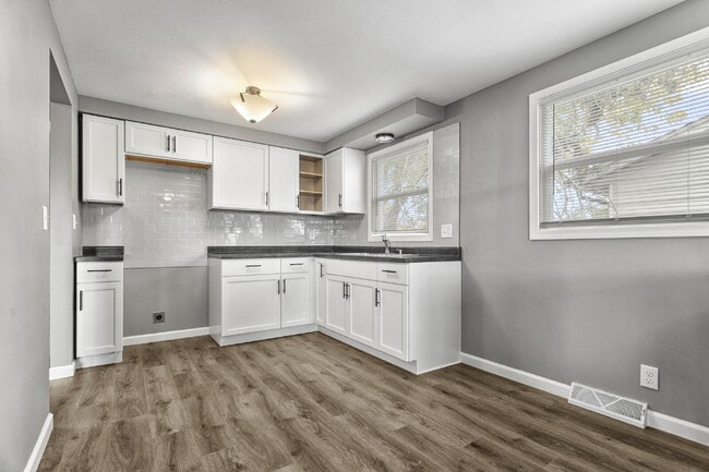 Photo - Big, Bold, and Beautiful Upper Unit!