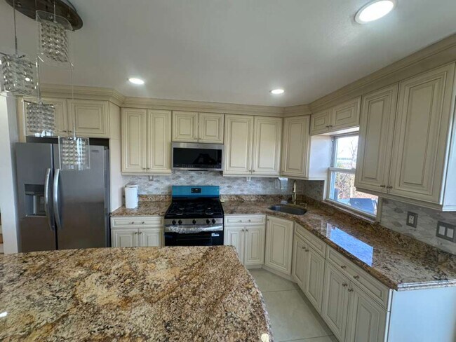 Photo - 109-19 Ditmars Blvd