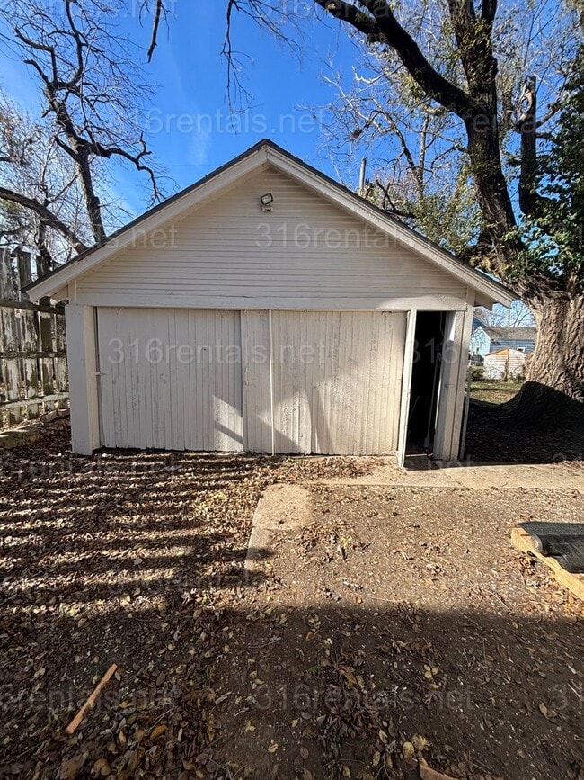 Building Photo - 2 bedroom 1 bath available NOW!