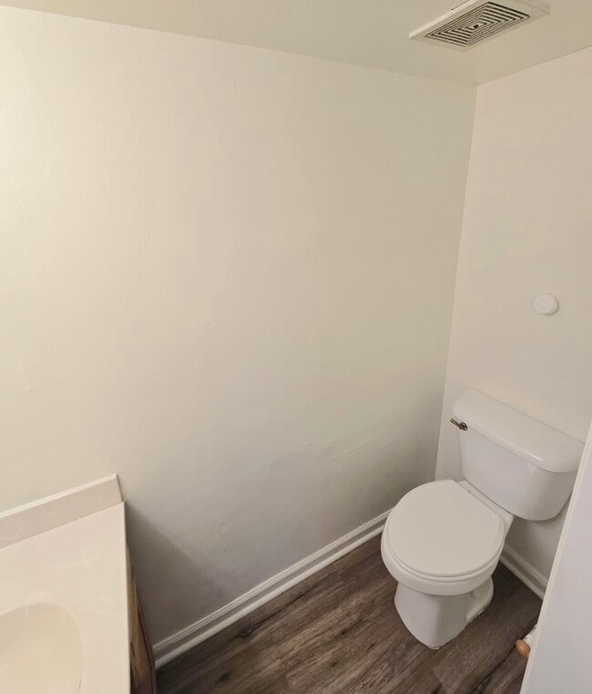 Photo - SPACIOUS 4 BED/2.5 TOWNHOME IN GREAT NECK!...