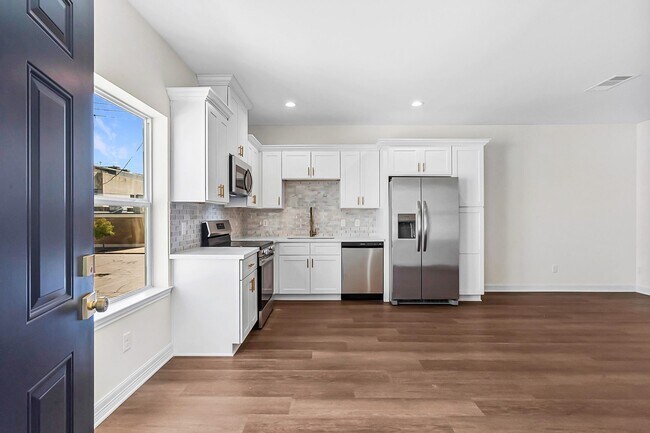 Photo - 2005 Sealy Ave