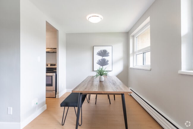 1BR, 1BA - 690SF - Dining Room - Donway