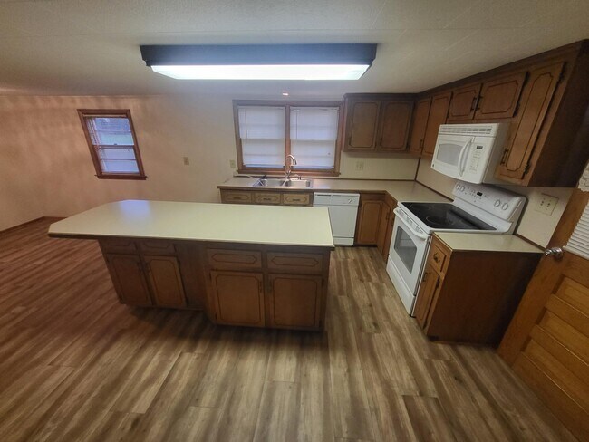 Photo - 2-192 2 Claude Rd