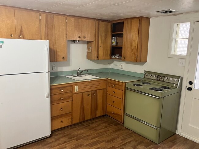 Building Photo - 914 W A St Unit 916 W A St Rental